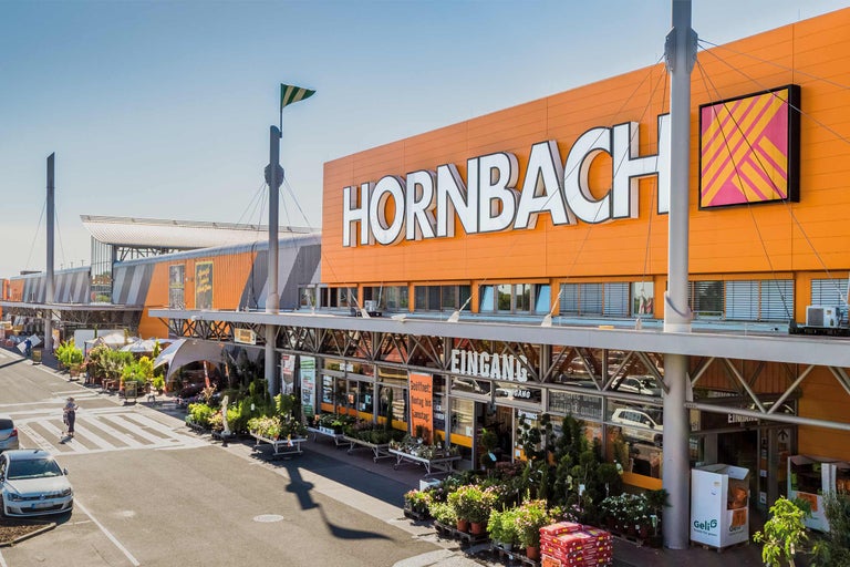 Utomhusvy av en Hornbach-byggmarknad med entré och parkeringsplats