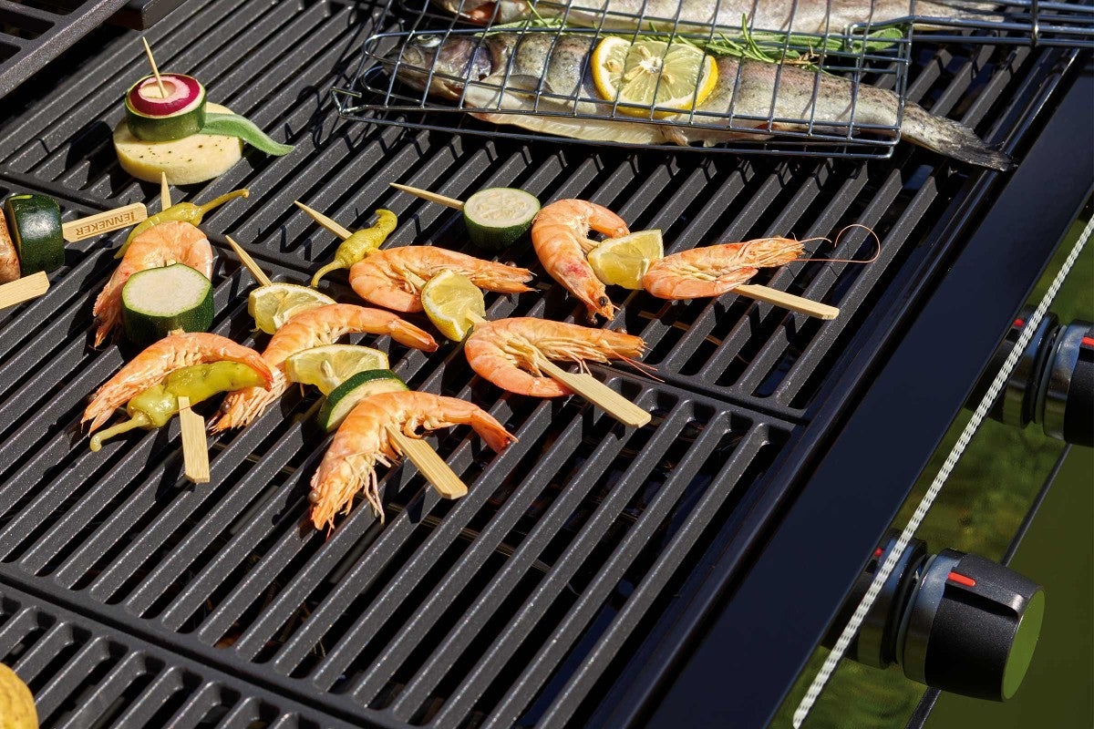 Grillade fisk- och räkspett på grillen