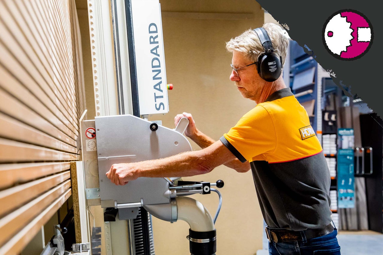 En anställd använder en panelsåg i ett Hornbach-varuhus