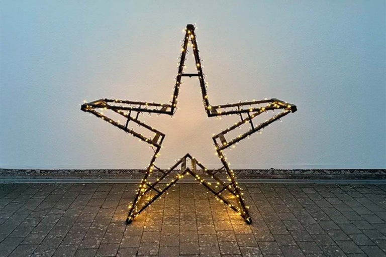 Dekorativ, upplyst stjärna för användning inomhus och utomhus.