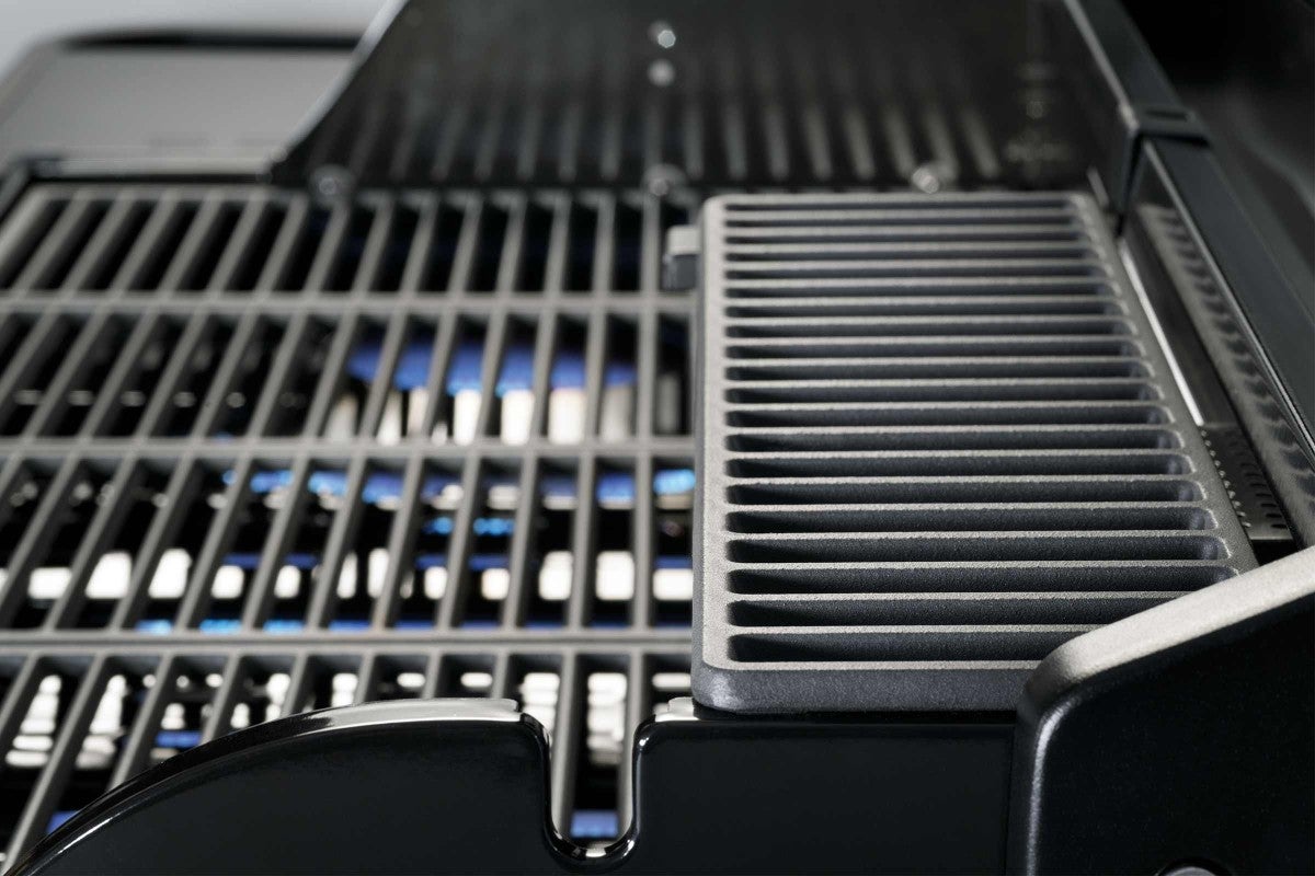 Detaljbild av en gasolgrill med grillgaller.