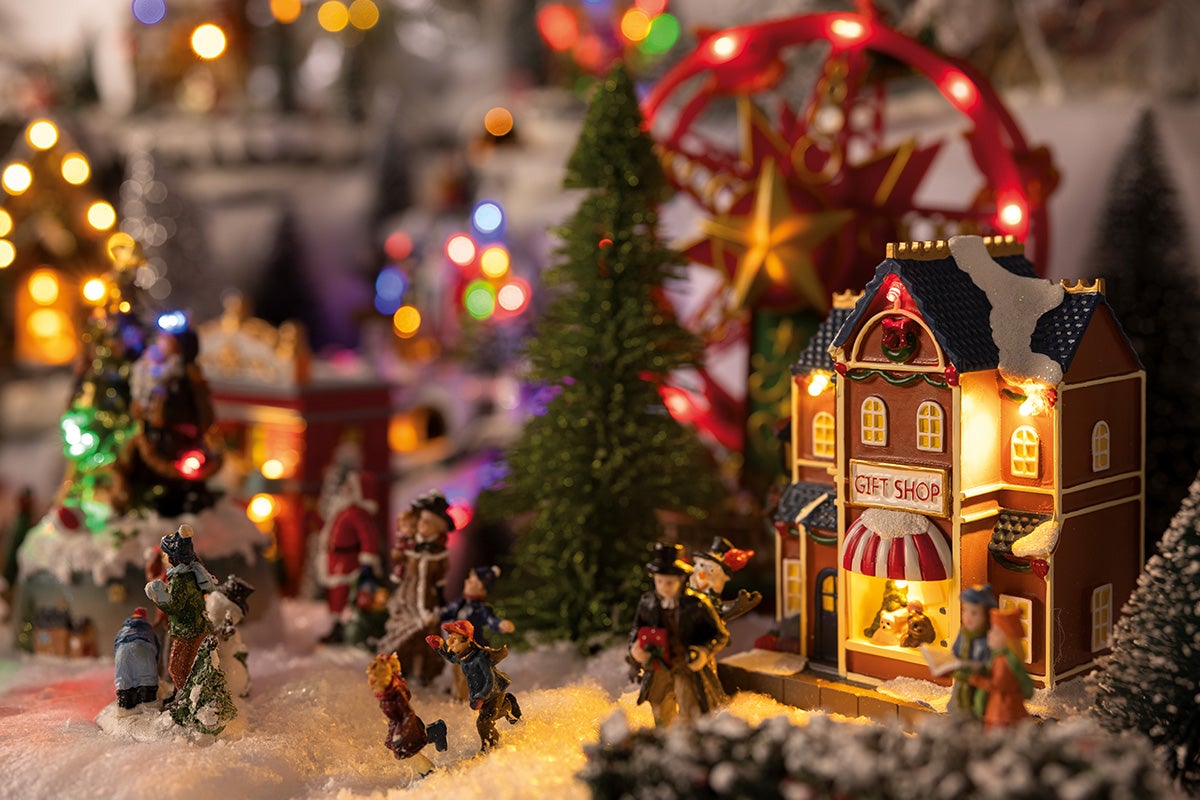 Julby med figurer, presentbutik och julgran