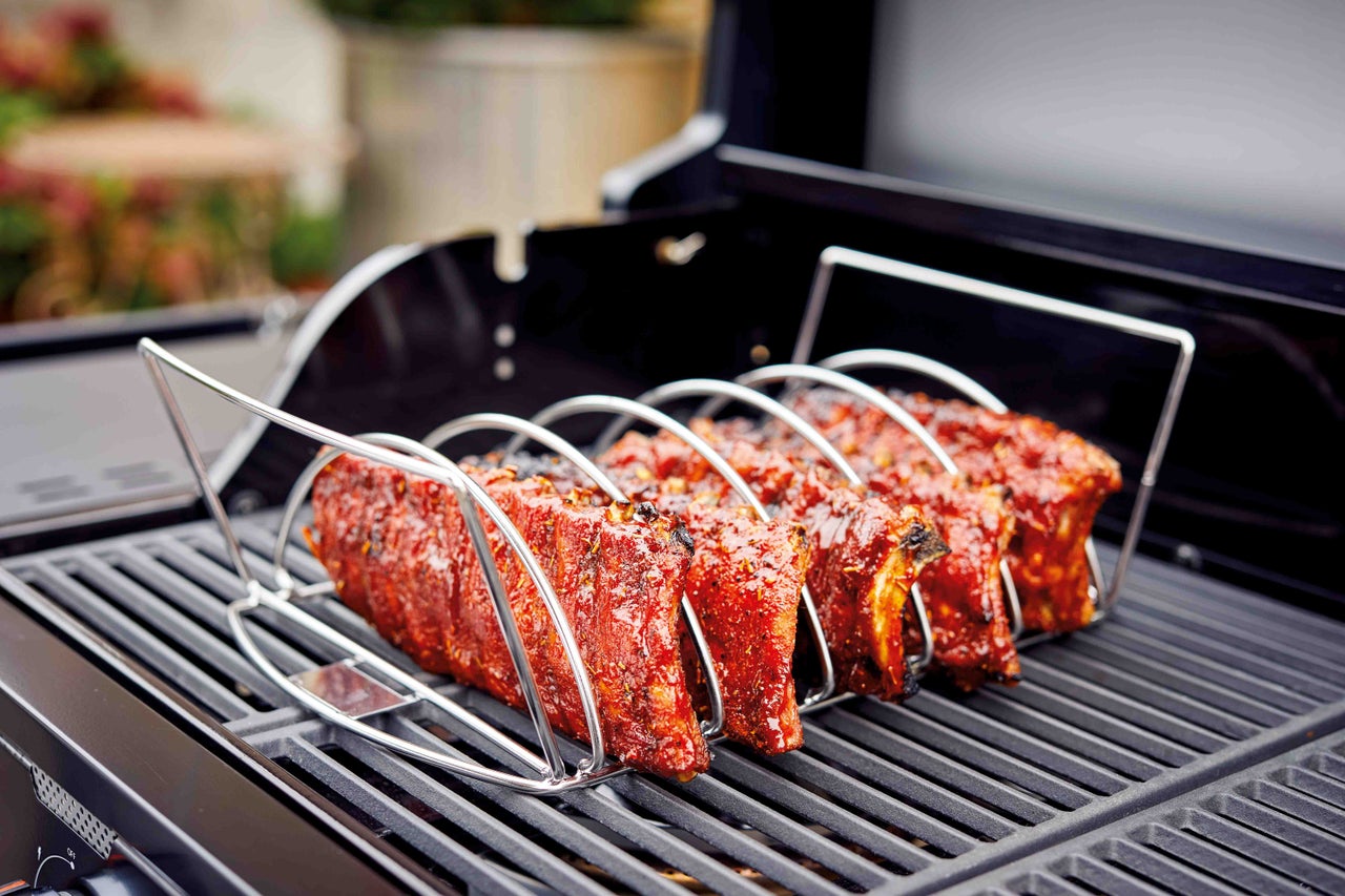 Revben i revbenshållare på en grill