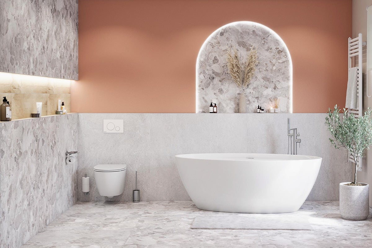 Ljust badrum med fristående badkar, toalett och tvättställ