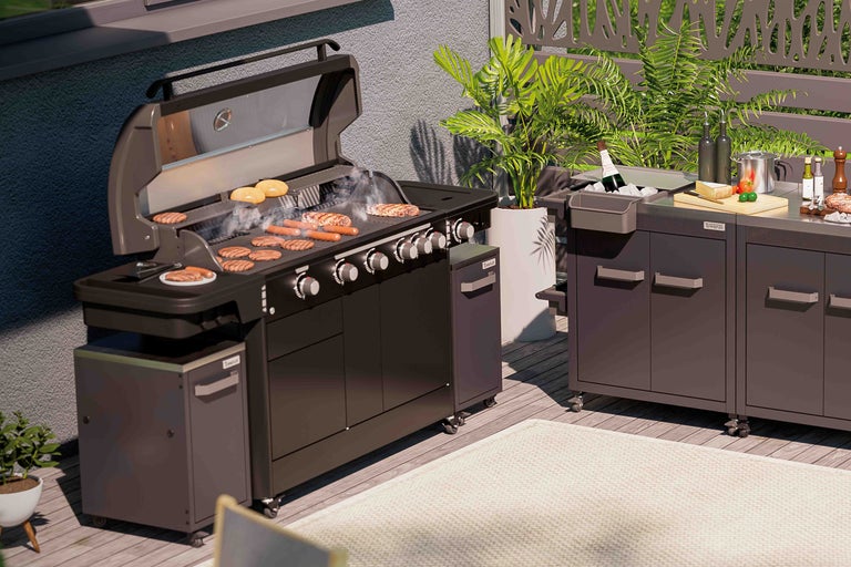Utomhusscen med grill och grillkök med mat