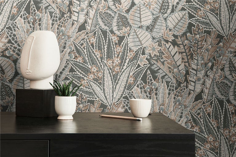 Dekorativt rum med mönstrad tapet, konstföremål och växt