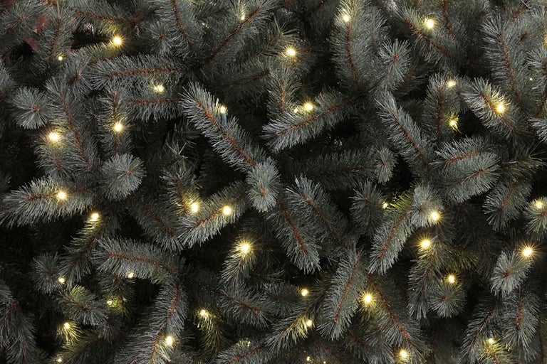Närbild av en konstgjord julgran med belysning