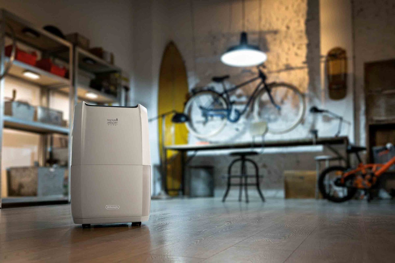 Luftavfuktare i rum med cykel och arbetsbänk