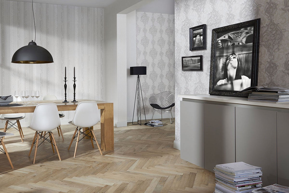 Matsal med matbord, stolar, taklampa, golvlampa, byrå och dekoration