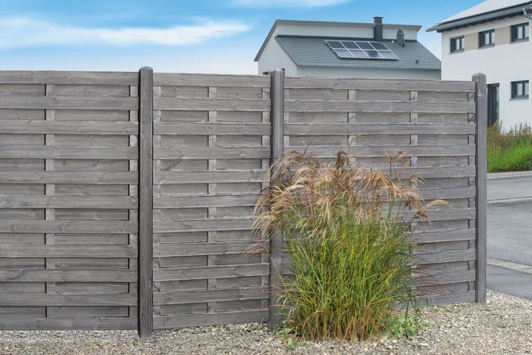 Grått trästaket i trädgården