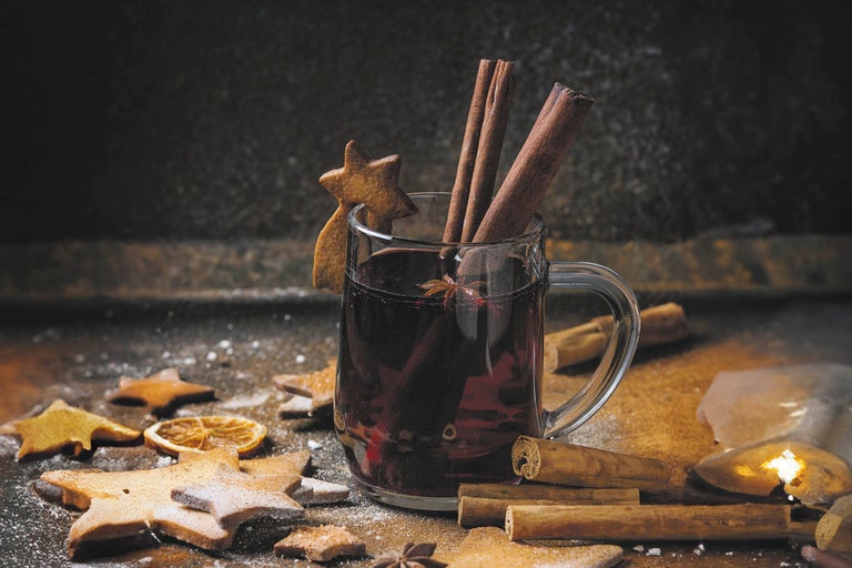 Glas glögg, kanelstänger och stjärnformade kakor