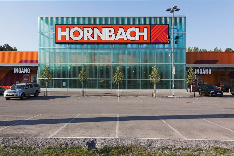 Hornbach byggvaruhus fasad med parkering