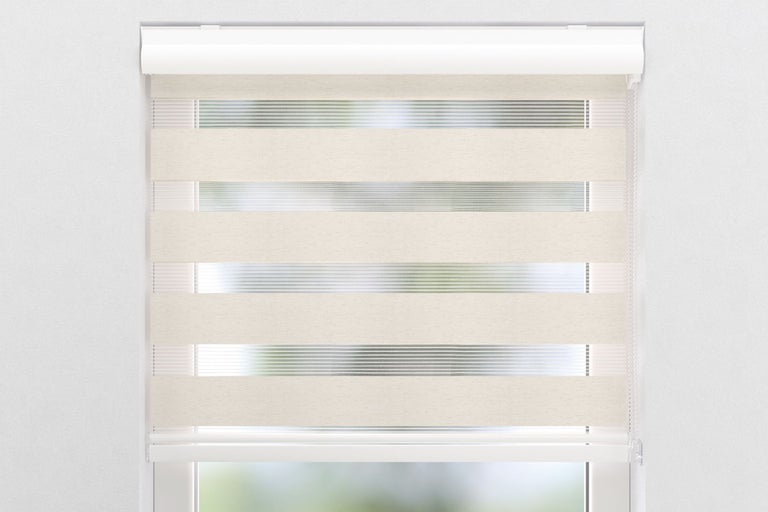 Fönster med dubbel rullgardin för ljusreglering