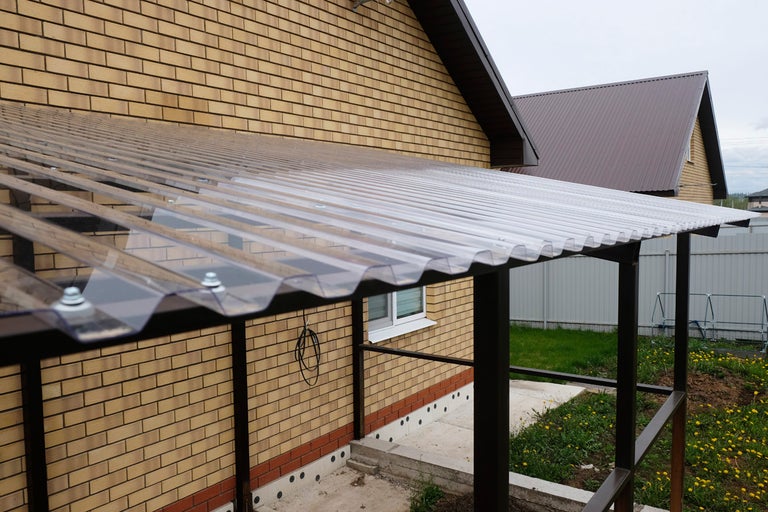 Tak med transparenta korrugerade plastskivor på en terrass