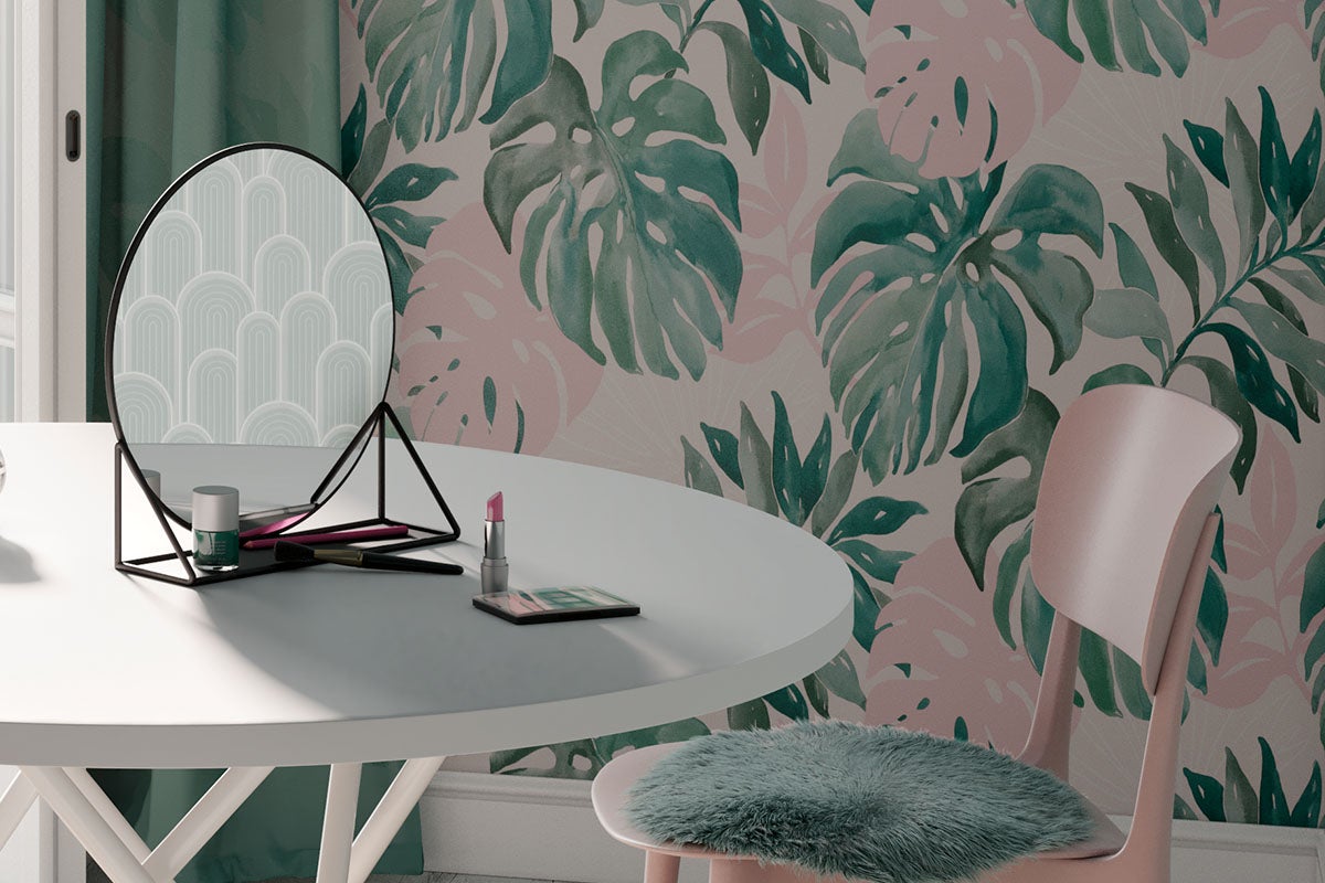 Dekorativ interiör med bord, stol, spegel och Monstera tapet