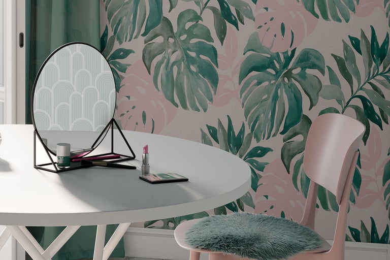 Dekorativ interiör med bord, stol, spegel och Monstera tapet