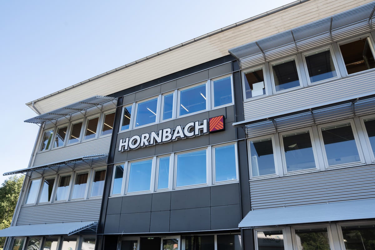 Hornbach byggnadsexteriör med företagslogotyp