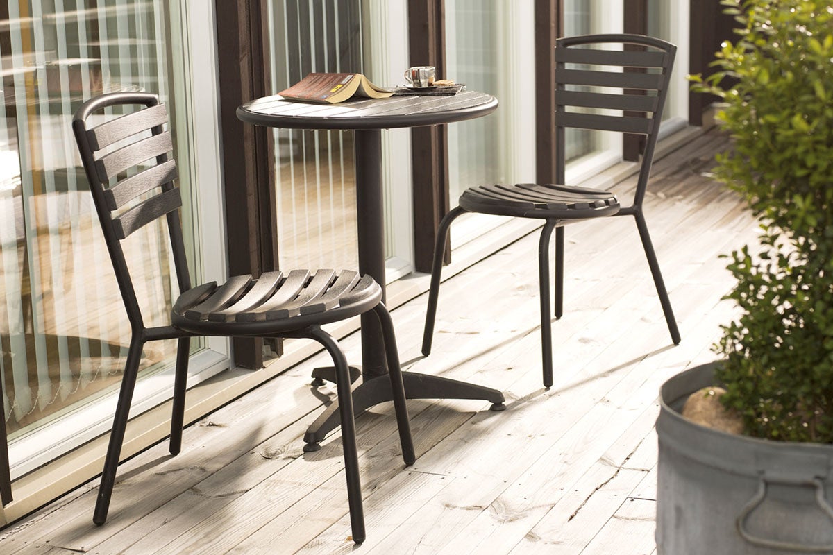 Uteplats med bord och två stolar på en terrass