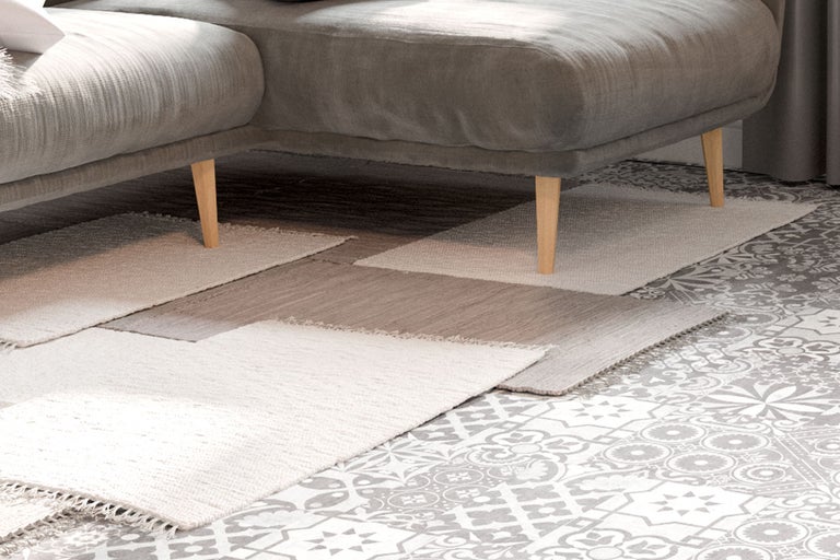 Detaljbild av ett vardagsrum med modulmatta och soffa