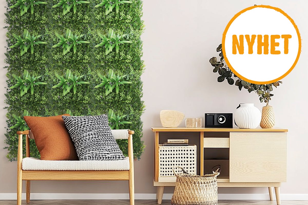 Dekorativt rum med växtvägg, sittbänk och skänk