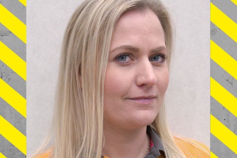 Porträtt av en kvinna med blont hår