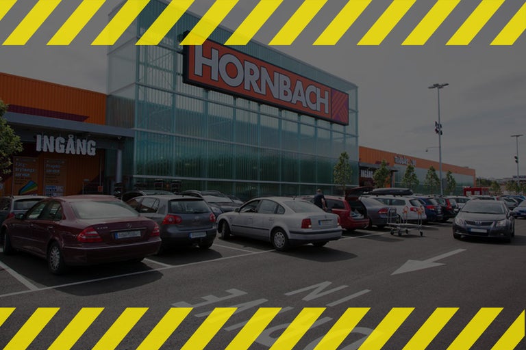 Utomhusvy av Hornbachs byggvaruhus med parkeringsplats