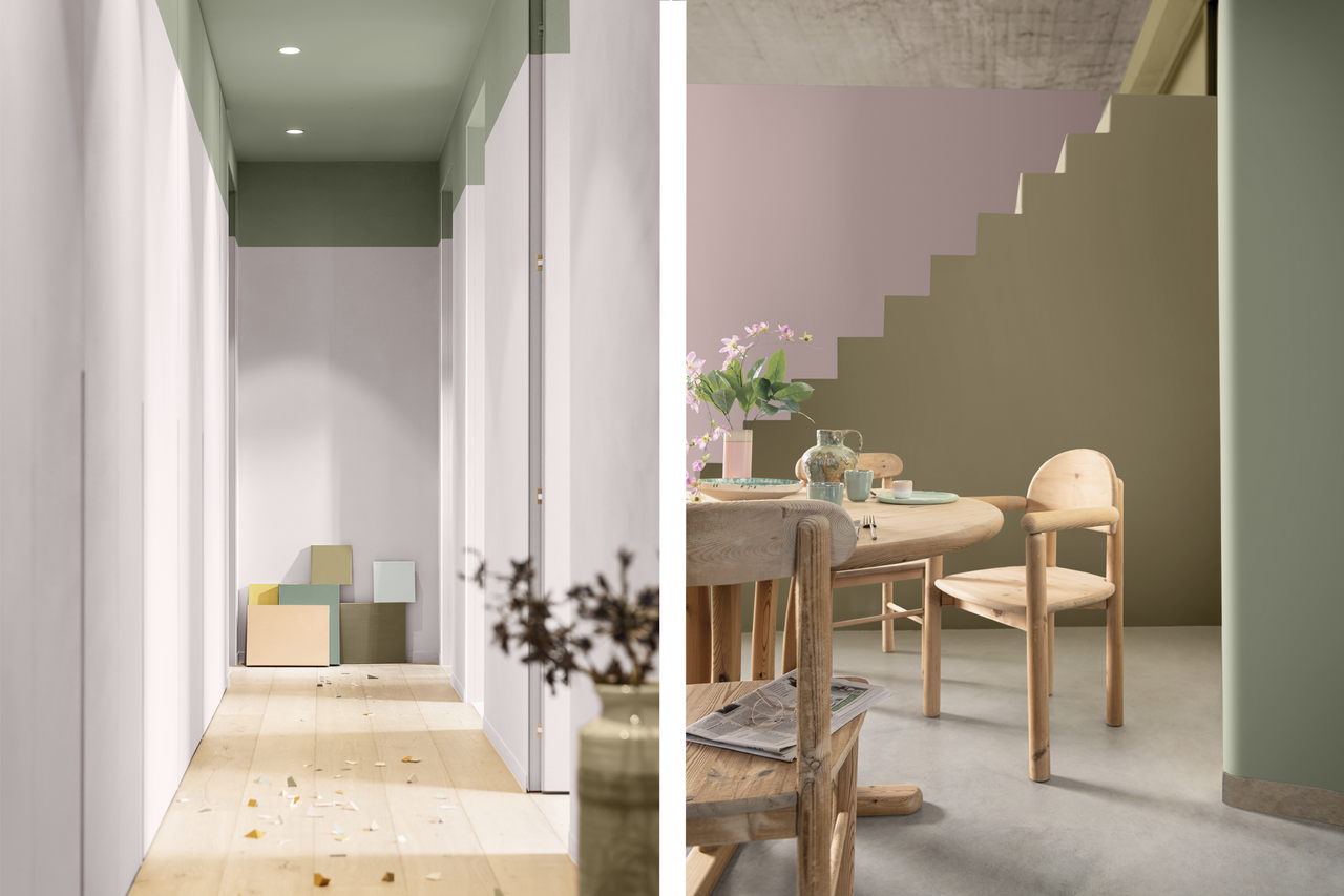 Vardagsrum och hall med tvåfärgad väggdesign och trappa i en modern, ljus inredningsstil med möbler i massivt trä.