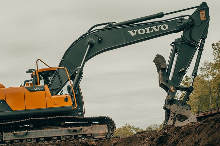Volvo grävmaskin i arbete på plats
