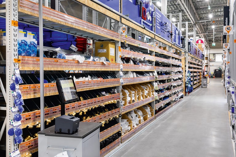 Gångvy i en Hornbach-butik med hyllor fulla av sanitetsartiklar och installationsteknik.