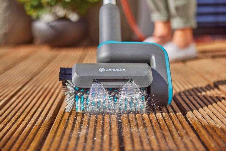 Gardena borste för altanrengöring med vatten på trägolv