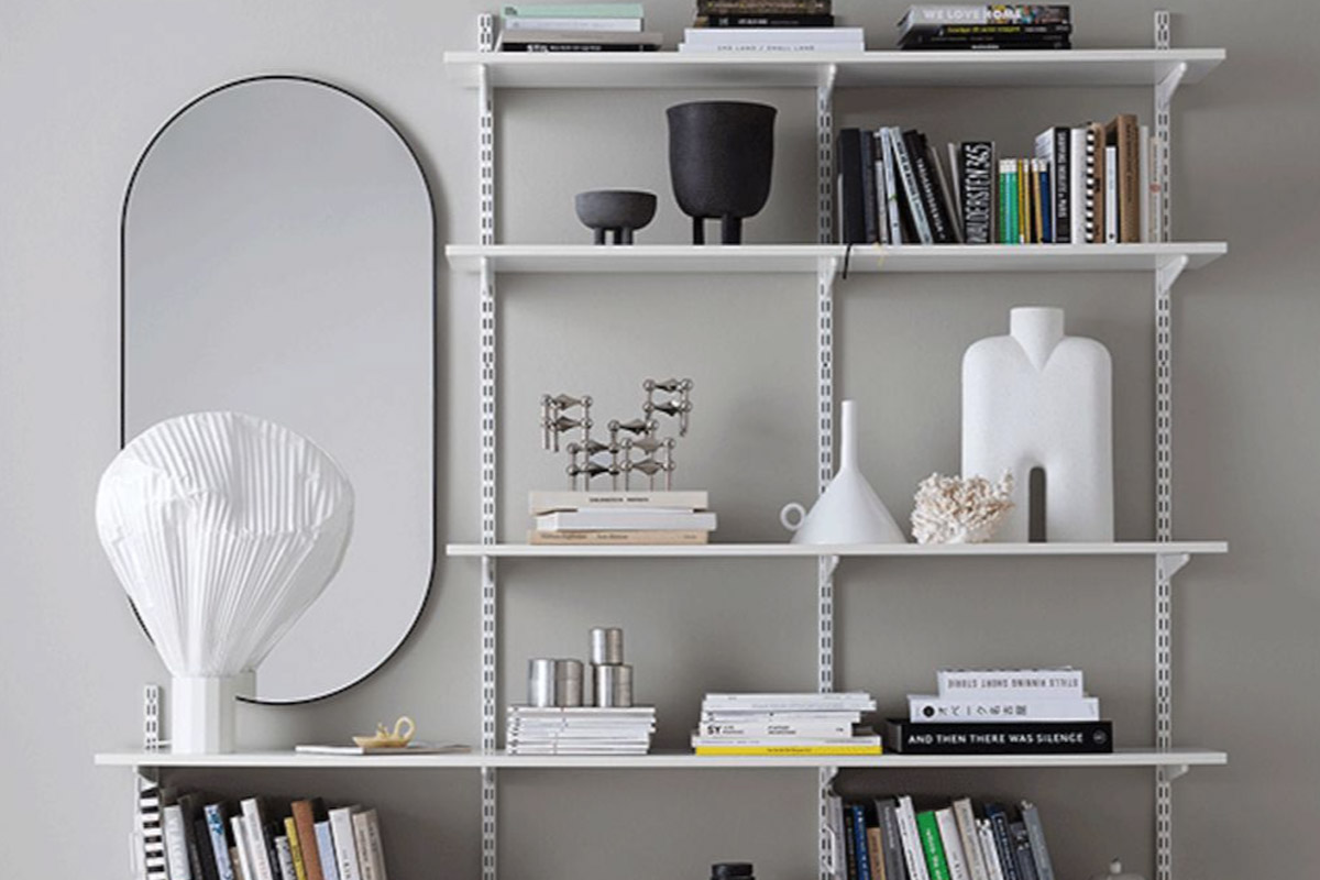 Hyllsystem med spegel, lampa och dekorationer