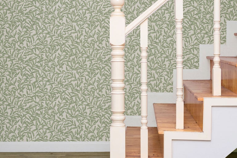 Scen med trappa och tapet med bladmönster