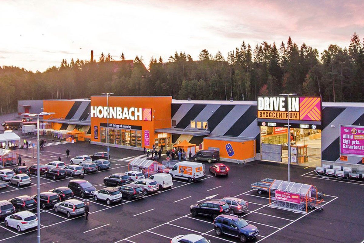 Utomhusvy av en Hornbach-byggvaruhus med parkeringsplats