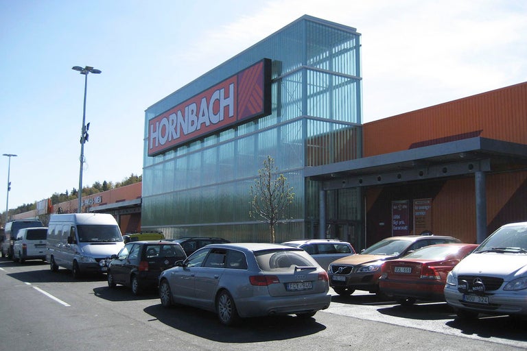 Hornbach byggvaruhus med parkerade bilar