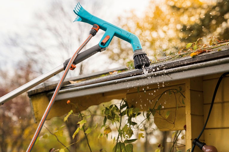 Gardena takrännsrengörare används för att rengöra en takränna med vatten