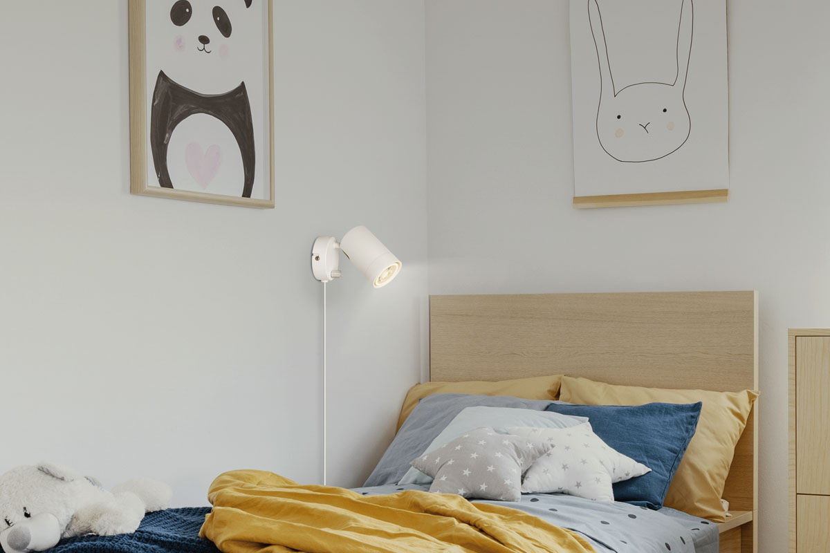 Barnrum med säng, vägglampa och djurbilder