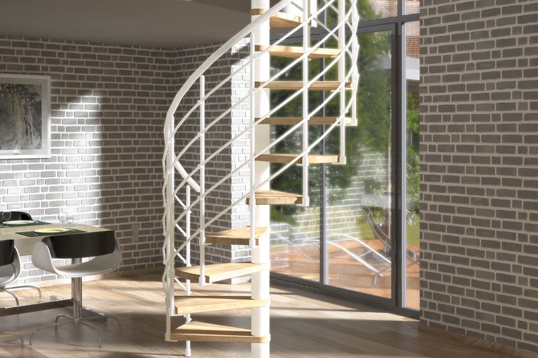 Spiraltrappa med trätrappsteg och vitt räcke i ett ljust rum