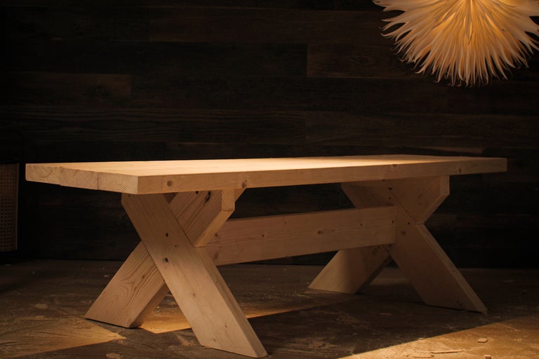 Träbänk med kryssben för inomhusbruk