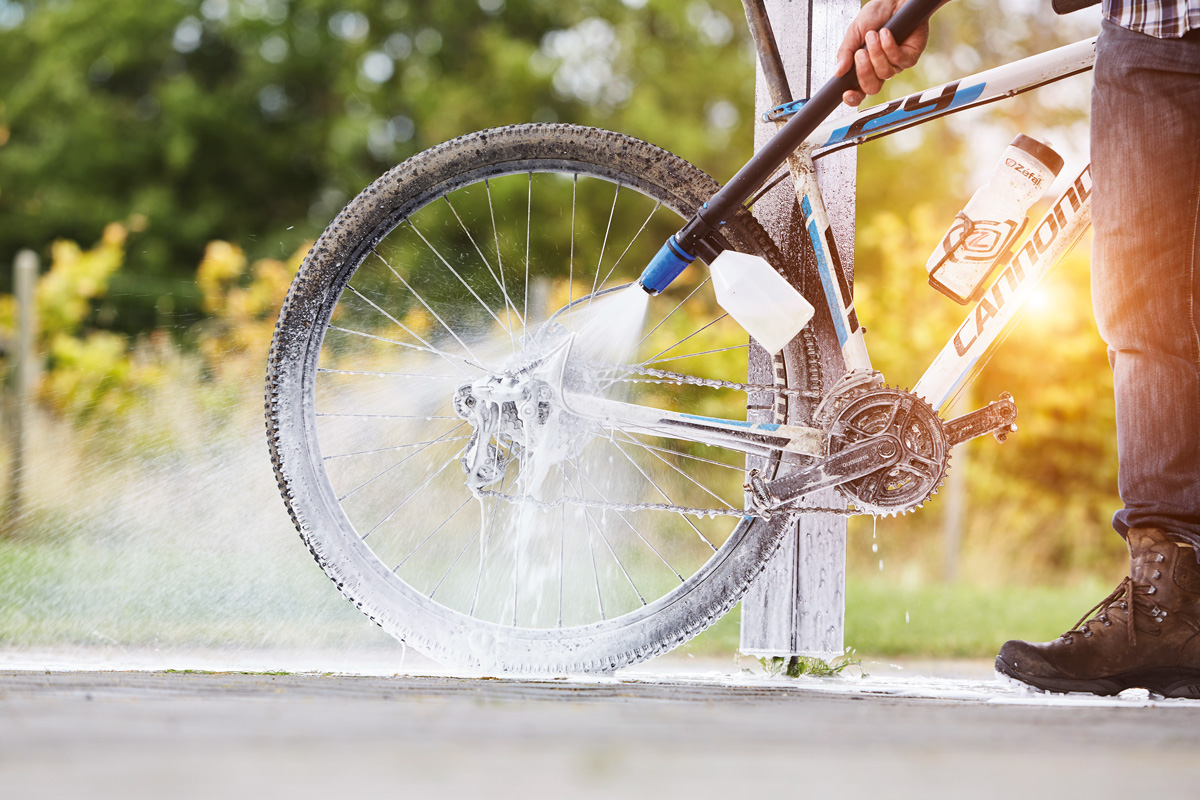 Cykeltvätt med rengöringsapparat utomhus