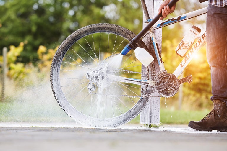 Cykeltvätt med rengöringsapparat utomhus