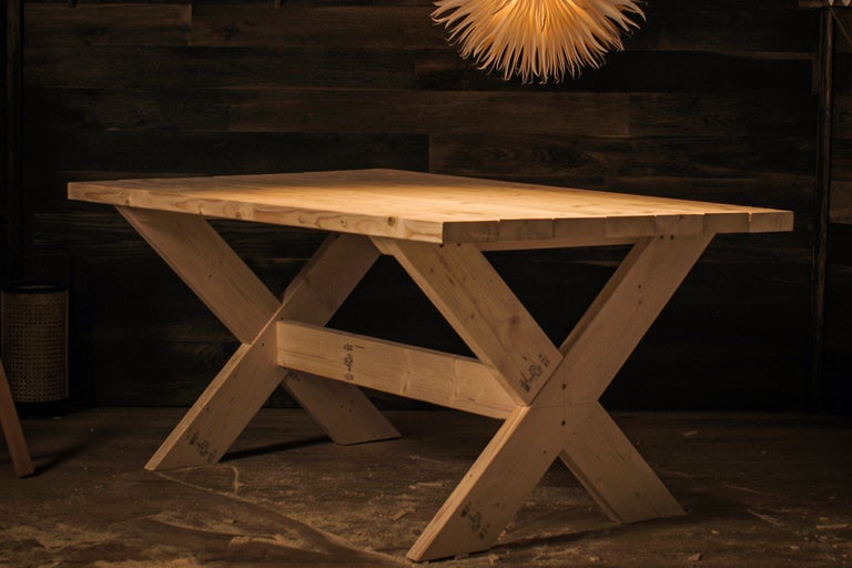 Träbord med X-formad ram