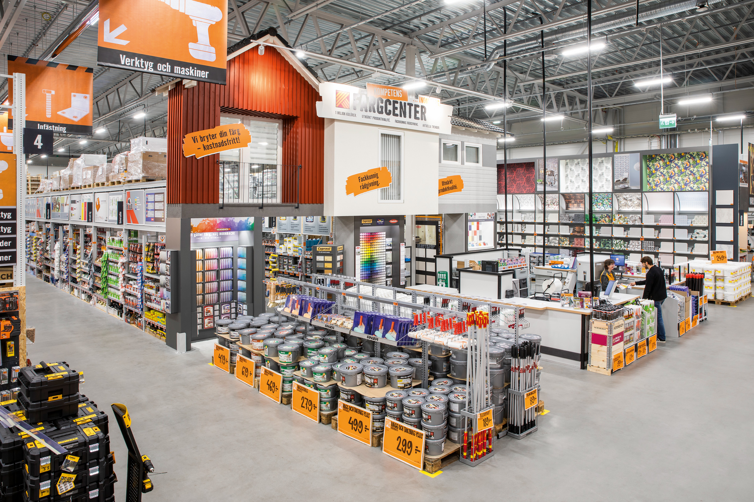 Översiktsbild av en Hornbach-butik med färgavdelning och verktygsområde