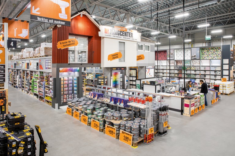 Översiktsbild av en Hornbach-butik med färgavdelning och verktygsområde
