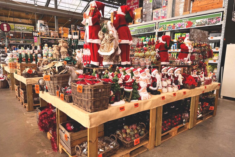 Juldekorationer på bord i en byggvaruhandel