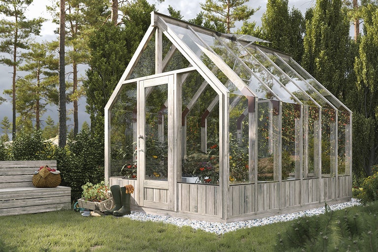 Växthus med växter bredvid trädgårdssoffa och trädgårdsredskap