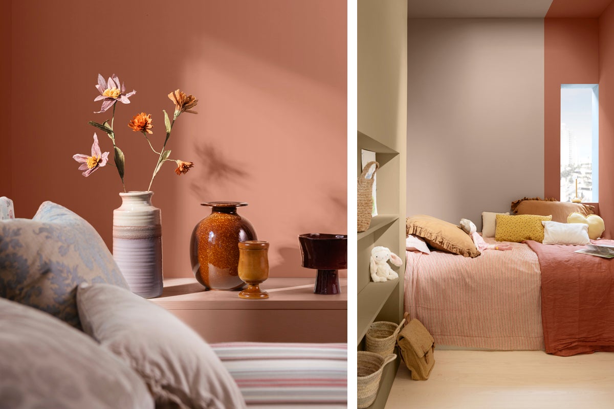 Dekorativa vaser med blommor och textilier i sovrummet