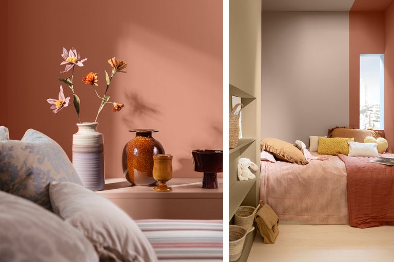 Dekorativa vaser med blommor och textilier i sovrummet