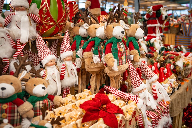 Urval av juldekorationer som gosedjur och figurer