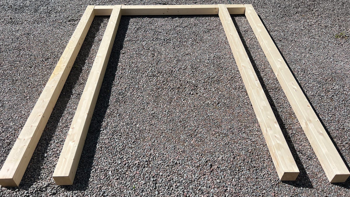 Träram på grusmark