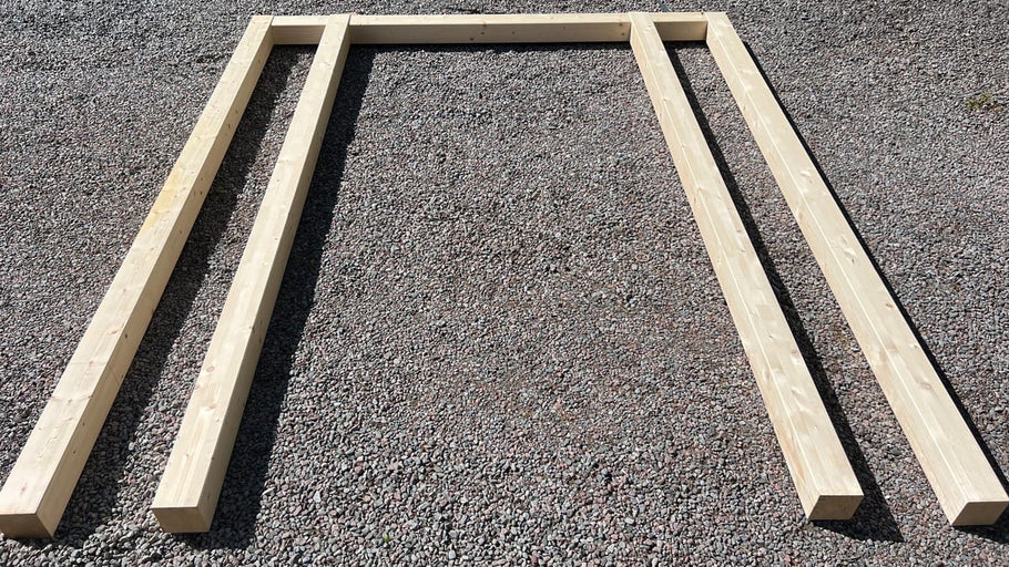 Träram på grusmark